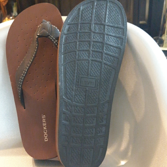 NWT Dockers flip flops - Picture 3 of 4